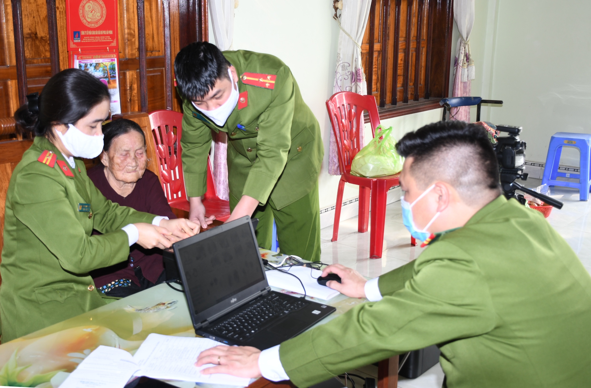 Gần 320 cán bộ, đoàn viên CATP xung phong tăng cường cho cao điểm cấp CCCD gắn chíp điện tử